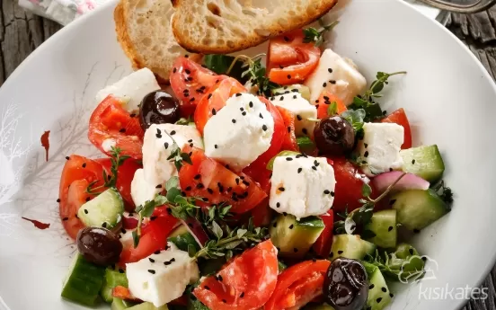 PEYNİRLİ SALATA